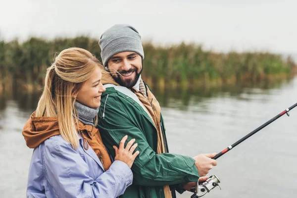 Coppia pesca insieme — Foto stock