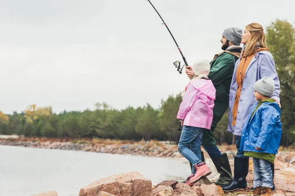 Famiglia pesca insieme — Foto stock
