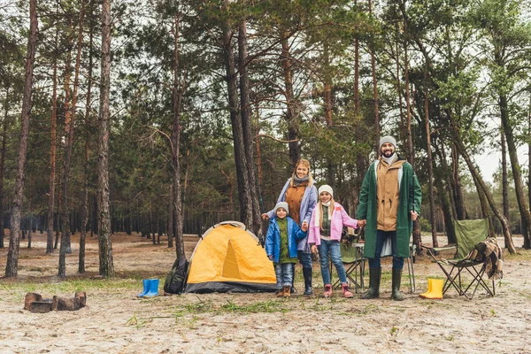 Сімейний кемпінг у лісі — стокове фото