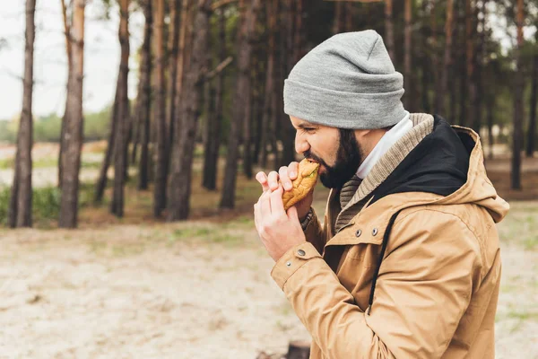 Uomo mangiare sandwich all'aperto — Foto stock