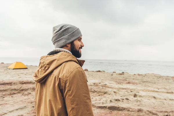 Молодой человек, стоящий на берегу — стоковое фото