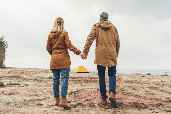 Couple regardant tente de camping — Photo de stock