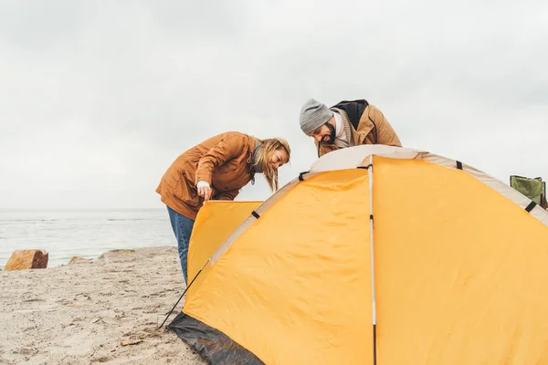 Пара смотрит на палатку кемпинга — стоковое фото