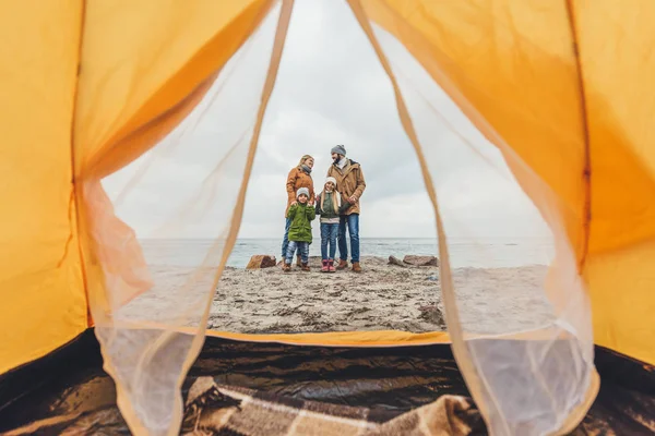 Familie steht zusammen am Strand — Stockfoto