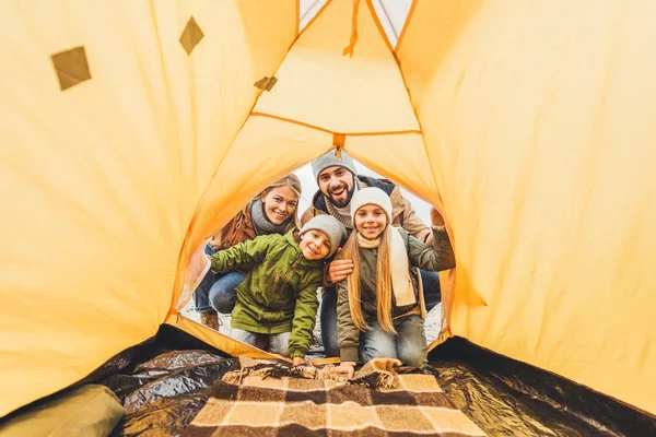 Família olhando para barraca de acampamento — Fotografia de Stock