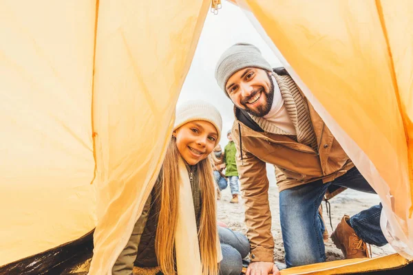 Pai e filha olhando para a tenda — Fotografia de Stock