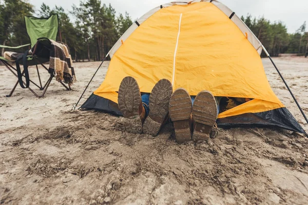 Coppia posa in tenda da campeggio — Foto stock