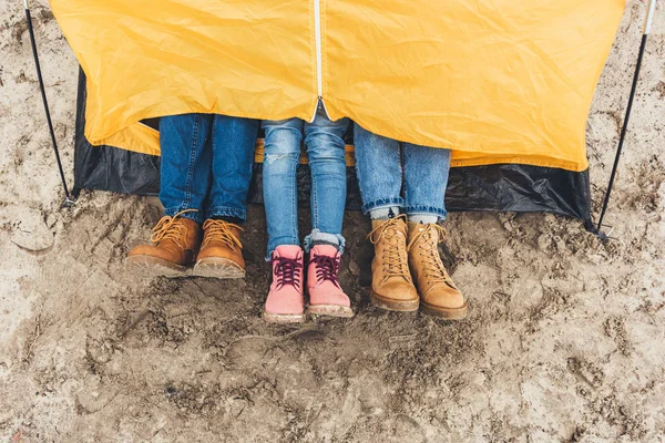 Família em barraca de acampamento — Fotografia de Stock