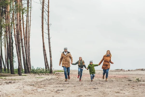 Família correndo e de mãos dadas — Fotografia de Stock
