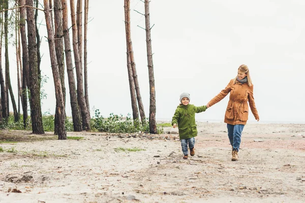 Madre e hijo caminando juntos en la naturaleza - foto de stock