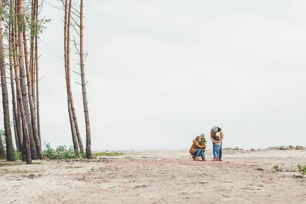 Família abraçando a natureza — Fotografia de Stock