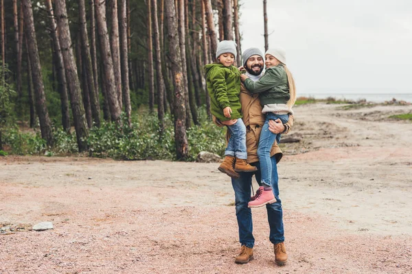 Padre e hijos se divierten en la naturaleza - foto de stock
