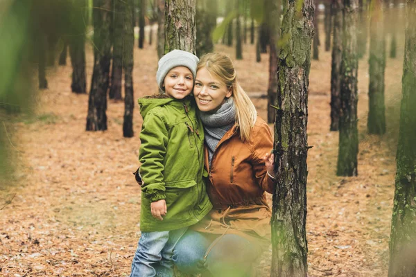 Madre e hijo en bosque otoñal - foto de stock