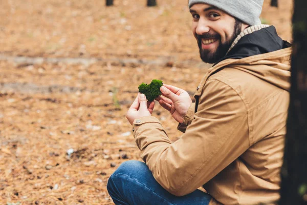 Man holding piece on moss — Stock Photo