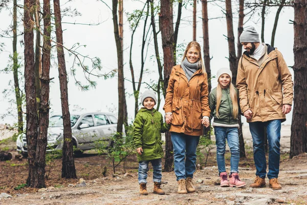 Сім'я проводить час разом на природі — стокове фото