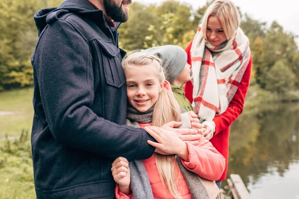 Famille dans le parc d'automne — Photo de stock