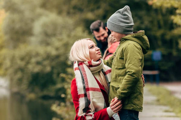 Mutter mit Sohn im Park — Stockfoto