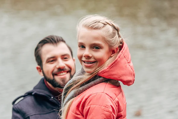 Feliz padre e hija en el parque - foto de stock