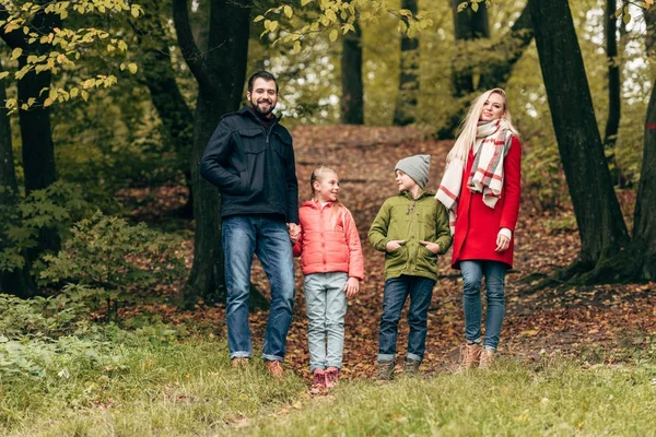 Familia caminando en el parque de otoño - foto de stock
