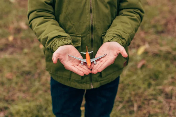 Kind hält Spielzeugflugzeug in der Hand — Stockfoto