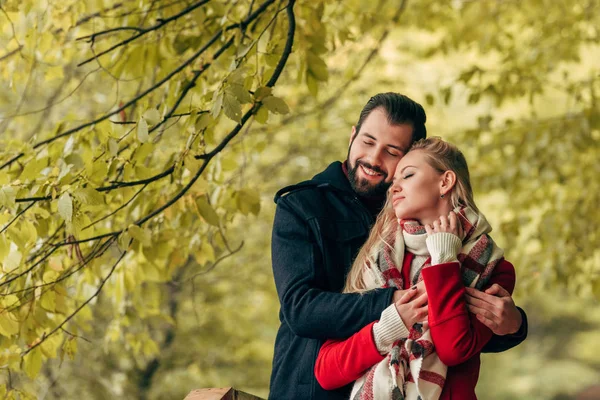 Пара обнимается в осеннем парке — стоковое фото