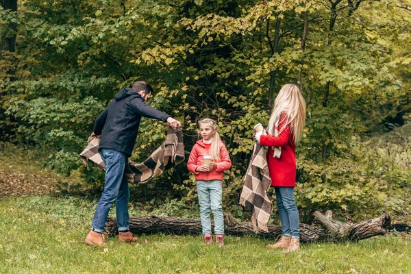 Famille dans le parc d'automne — Photo de stock