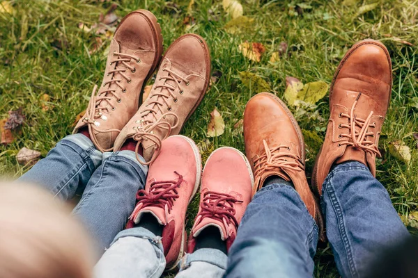 Семья в осенней обуви — стоковое фото