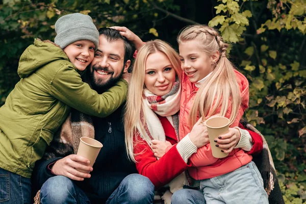 Família com copos de papel no parque — Fotografia de Stock