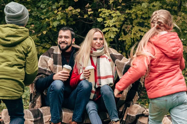 Familia con café para ir en el parque - foto de stock