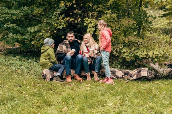 Familia con café para ir en el parque - foto de stock