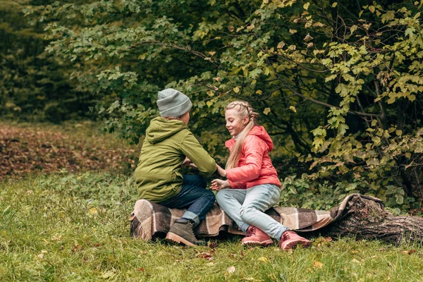 Children holding hands in park — Stock Photo