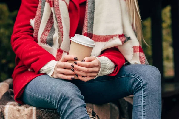 Chica con café para llevar - foto de stock