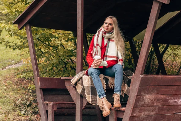 Fille avec tasse en papier dans le parc — Photo de stock