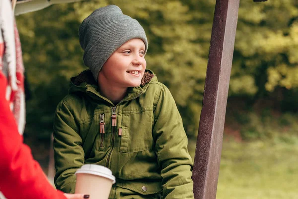 Glücklicher kleiner Junge im Park — Stockfoto