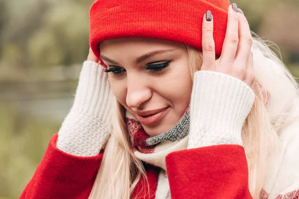 Young woman in red hat — Stock Photo
