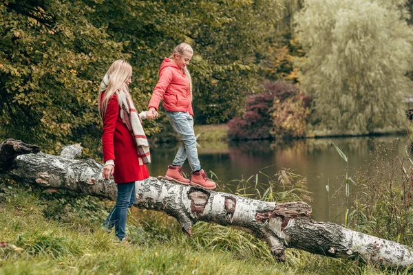 Madre e figlia a piedi nel parco — Foto stock