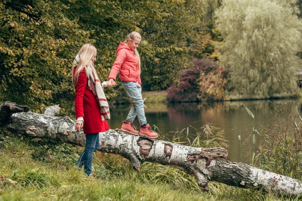 Mãe e filha andando no parque — Fotografia de Stock