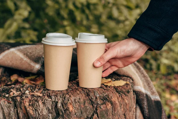 Uomo con bicchieri di carta nel parco — Foto stock