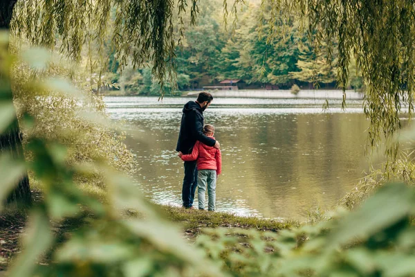 Padre e figlia vicino lago — Foto stock