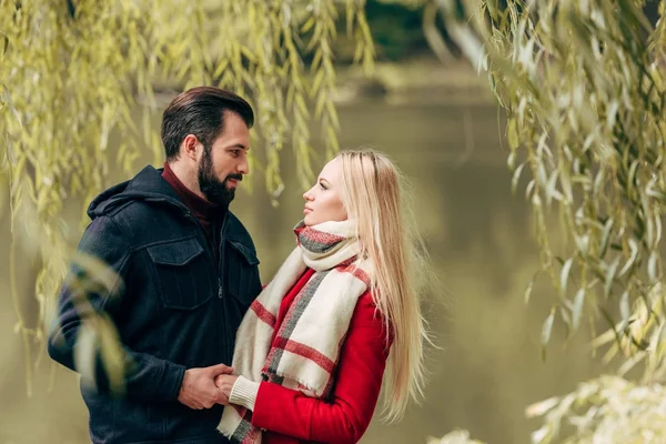 Joyeux couple dans le parc d'automne — Photo de stock