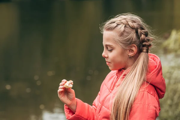 Bambino che mangia nel parco — Foto stock