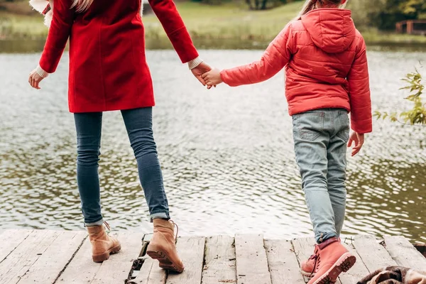 Mother and daughter holding hands — Stock Photo