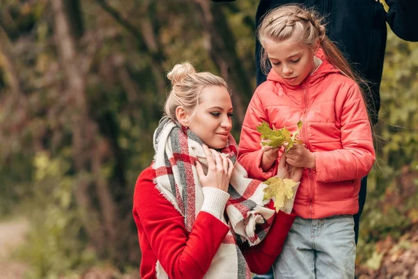 Madre e hija en el parque - foto de stock