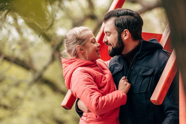 Feliz padre e hija - foto de stock