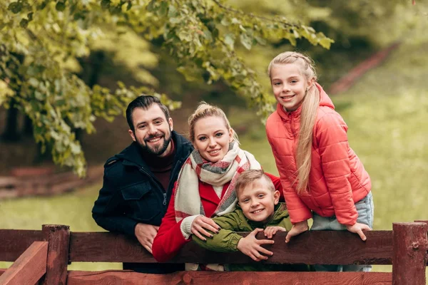 Familia feliz en el parque de otoño - foto de stock