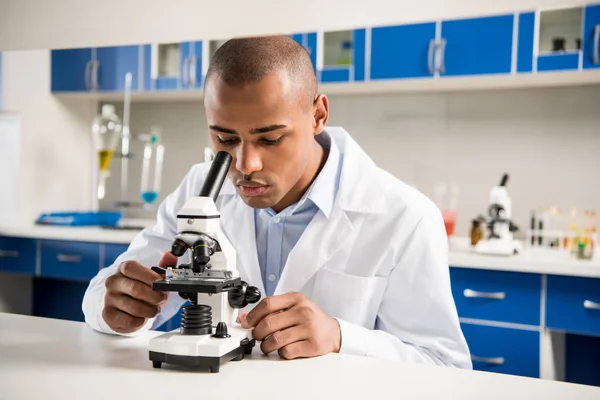 Científico masculino en laboratorio - foto de stock