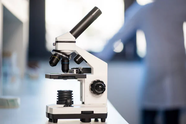 Microscope en laboratoire — Photo de stock