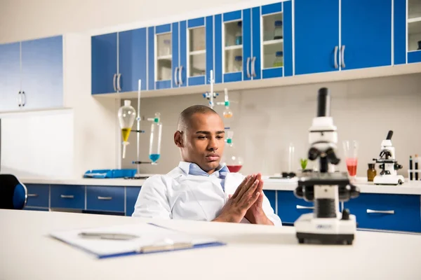 Technicien de laboratoire travaillant en laboratoire — Photo de stock