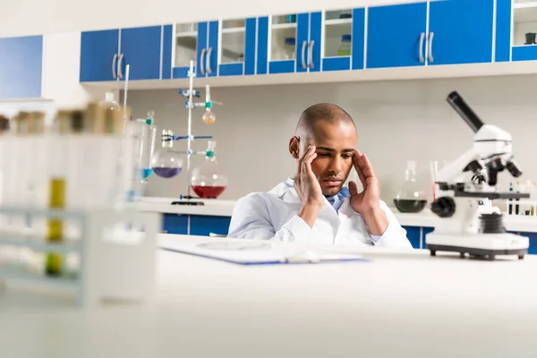 Técnico que trabalha em laboratório — Fotografia de Stock