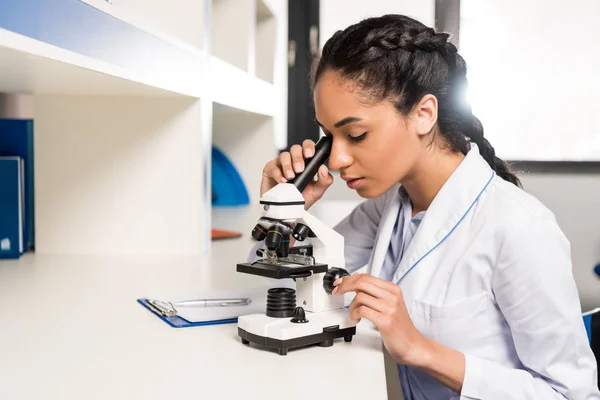 Technicien de laboratoire utilisant le microscope — Photo de stock